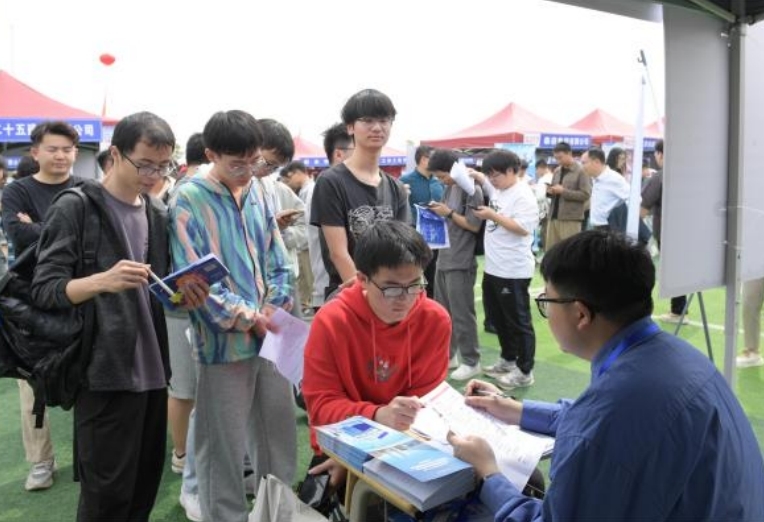 六合彩开奖
举办春季大型招聘会