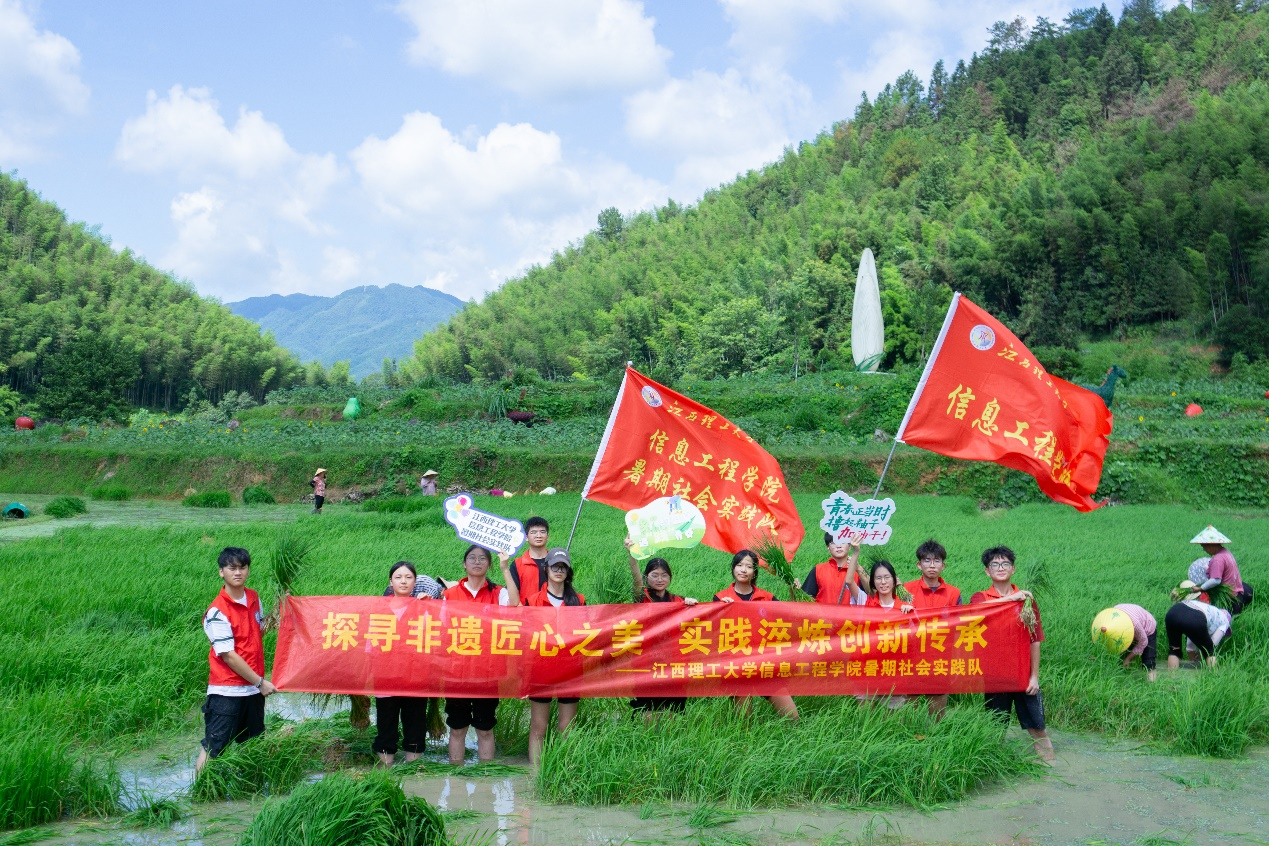六合彩开奖
:志愿者“红”入田间 非遗之美实践知_fororder_图片10 六合彩开奖
:志愿者“红”入田间 非遗之美实践知_fororder_图片10